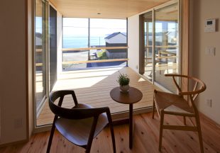 海が見えるカフェのような席