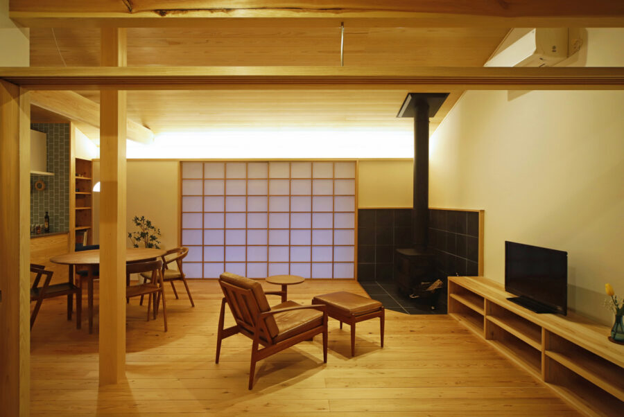 薪ストーブと大きな窓のある平屋（夜ver.）