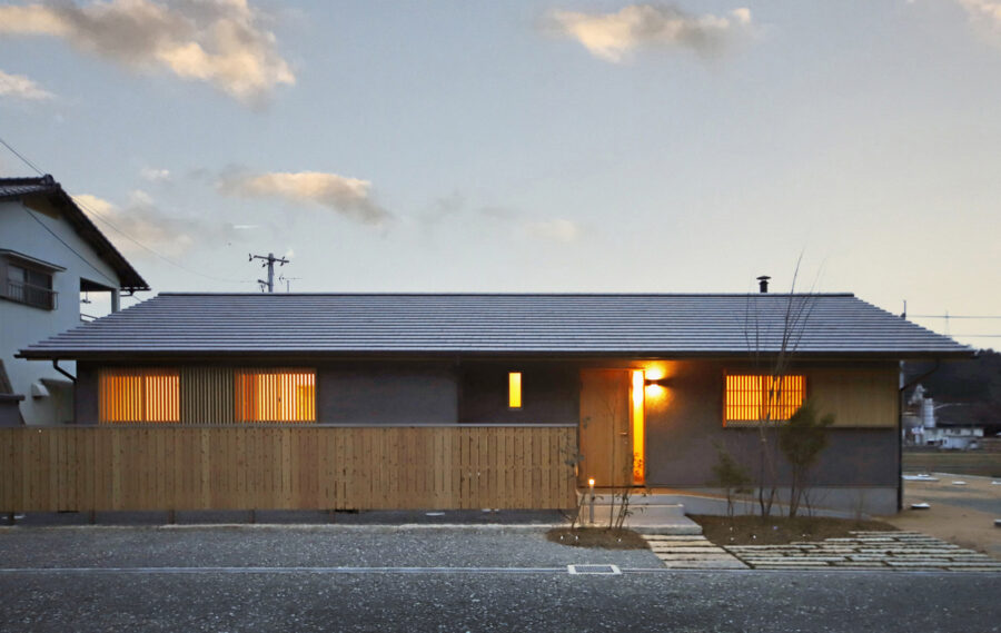 薪ストーブと大きな窓のある平屋（夜ver.）